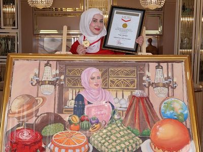 Lukisan Cokelat Buatan Tasyi Athasyia Diganjar Piagam MURI
