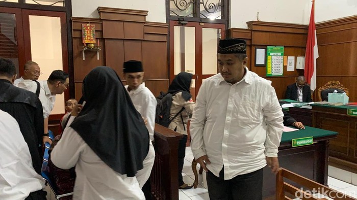Terdakwa penadah produk Cimory Kedaluwarsa usai menjalani sidang di PN Surabaya.