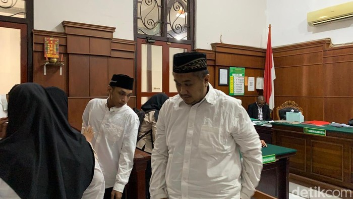 Terdakwa penadah produk Cimory Kedaluwarsa usai menjalani sidang di PN Surabaya.