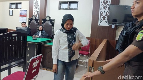 Terdakwa Rizka Sintiyani saat sidang tuntutan di PN Mataram, Selasa (9/6/2026).