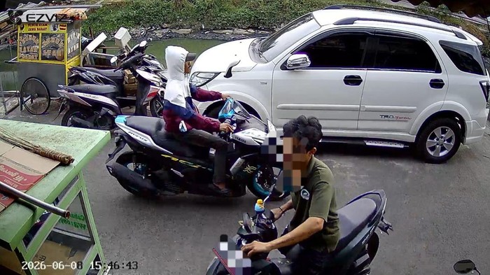 Terduga jambret mahasiswi di Palembang terekam CCTV.