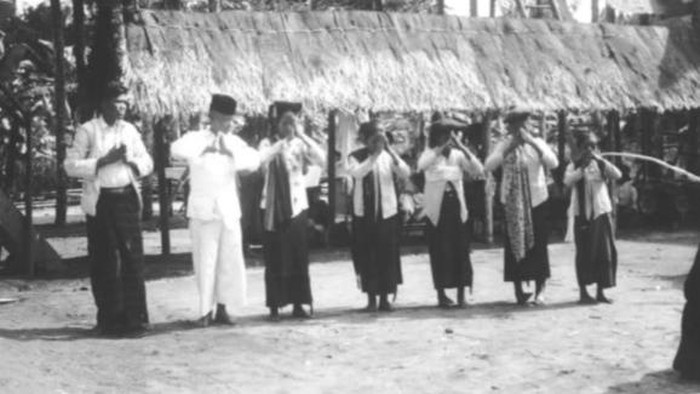 Tortor Sombah (tari Sembah) di Sipolha, 1938 (Foto: dok. kitlv.nl)