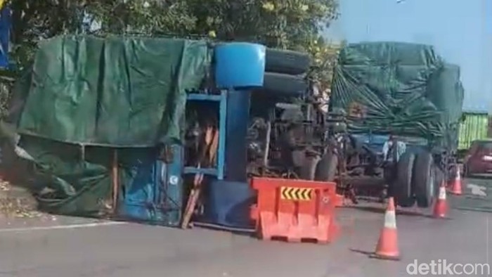 Truk gandeng terguling di GT Pasuruan