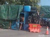 Truk Gandeng Terguling di Pintu Masuk Gerbang Tol Pasuruan