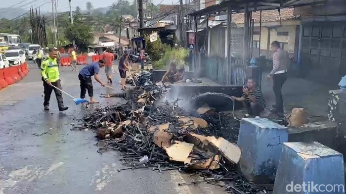 Truk muatan hanger baju terbakar di tanjakan Pamuruyan Cibadak Sukabumi, Selasa (9/6/2026).