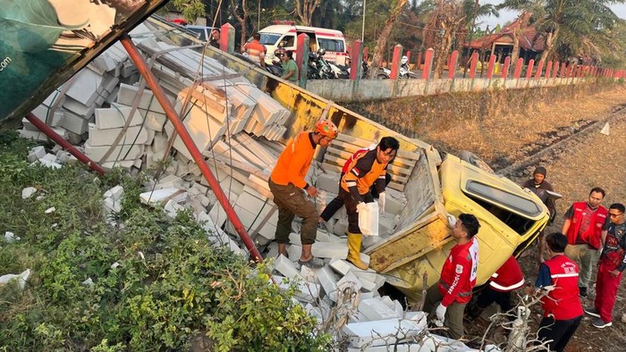 Penampakan truk muat bata terguling di Bypass Mojokerto