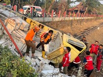 Truk Muat Bata Terguling di Mojokerto, Sopir Terjepit-Kernet Terlempar