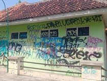 Parah! Tembok Polindes di Jomboran Klaten Dipenuhi Vandalisme