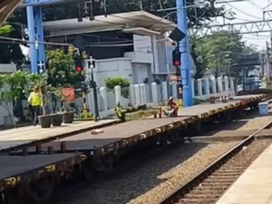 Viral Pria Nebeng Kereta Barang di Jatinegara, Sempat Dadah-dadah ke Petugas