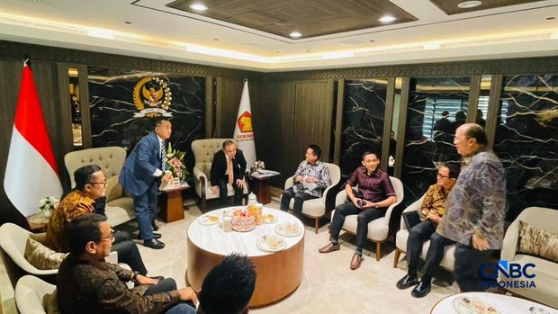 Wakil Ketua DPR RI, Sufmi Dasco bertemu pimpinan Bank Himbara. (CNBC Indonesia/Romys Bhinekasari) Wakil Ketua DPR RI, Sufmi Dasco bertemu pimpinan Bank Himbara. (CNBC Indonesia/Romys Bhinekasari)