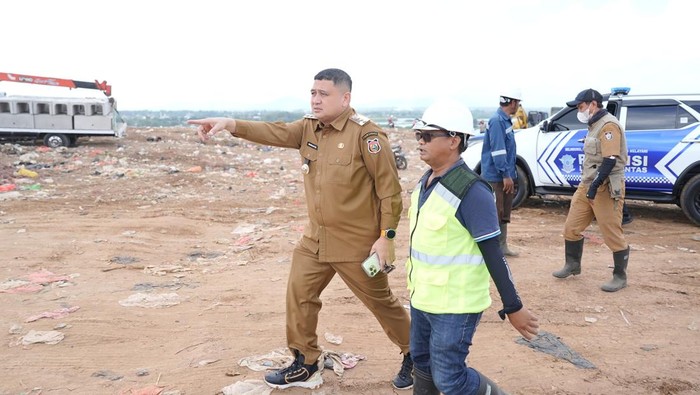 Wali Kota Makassar Munafri Arifuddin meninjau pembenahan TPA Antang.