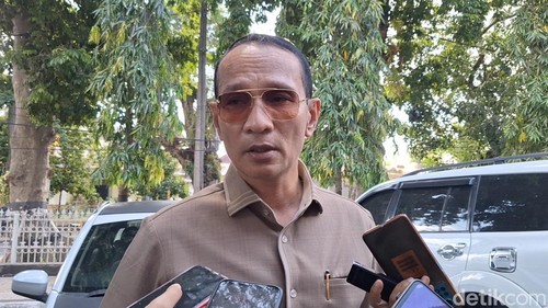 Wali Kota Mataram, Mohan Roliskana, saat diwawancarai di kantor wali kota, Selasa (9/6/2026).
