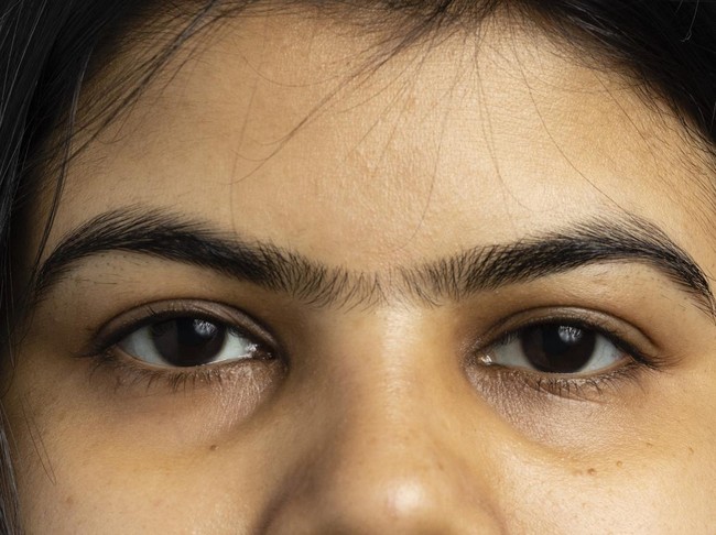 Wanita dengan Alis Nyambung