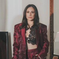 Tampil Seksi, Wulan Guritno Curi Atensi Padukan Bralette & Jas Satin