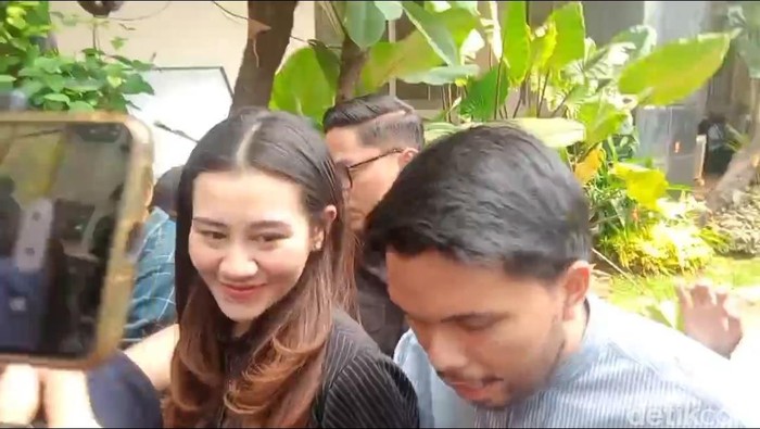 Aaliyah Masaid dan Thariq Halilintar di Polda Metro Jaya.