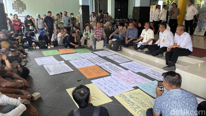 Aksi demonstrasi paguyuban notaris di Kantor Pertanahan/BPN Sleman, Rabu (10/6/2026)
