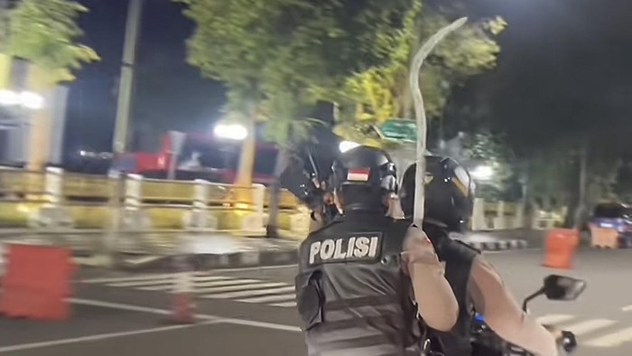 Aksi gangster bersajam di Surabaya yang viral di media sosial beberapa waktu lalu.
