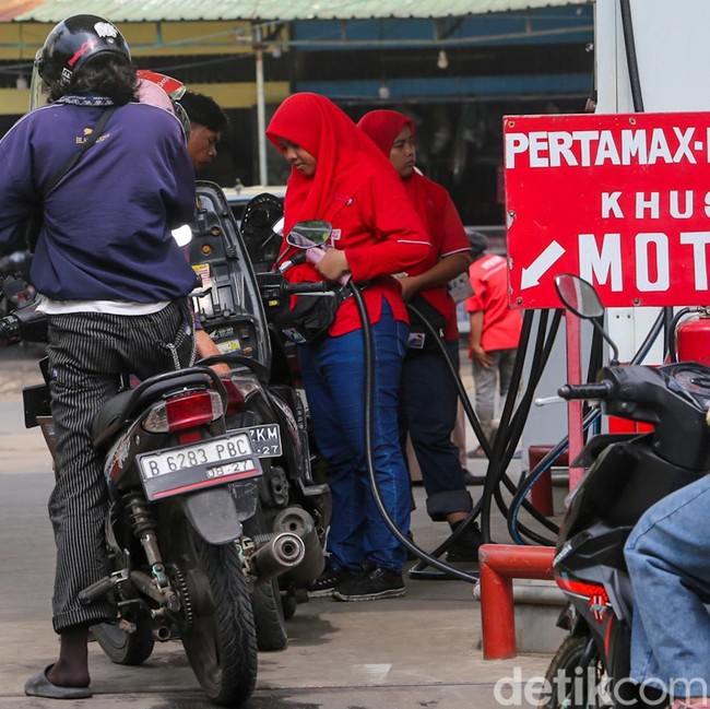 Aktivitas SPBU Saat Harga Pertamax Tembus Rp16.250 per Liter