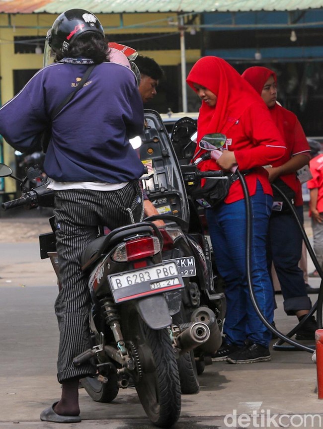 Aktivitas SPBU Saat Harga Pertamax Tembus Rp16.250 per Liter