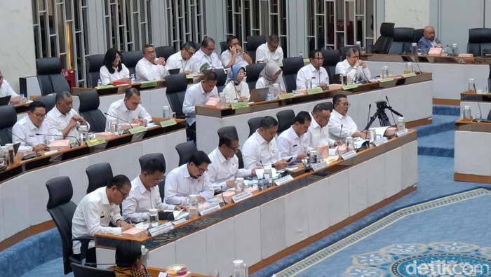 Menteri Pertanian (Mentan) sekaligus Kepala Badan Pangan Nasional (Bapanas) Andi Amran Sulaiman mengusulkan tambahan anggaran untuk dua instansi yang dipimpinnya. Amran mengajukan usulan tambahan anggaran untuk Kementerian Pertanian (Kementan) Rp 22,