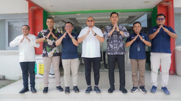 Wakil Ketua Komisi VI DPR Fraksi Gerindra Andre Rosiade melakukan kunjungan kerja ke fasilitas Packing Plant PT Semen Baturaja di Panjang, Lampung,  Rabu (10/6/2026).