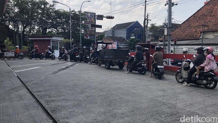 Antrean pertalite di SPBU Pertamina Sentul Pakualaman 41.551.15, Rabu (10/6).