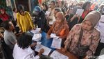 Antrean Mengular di Menteng! Warga Padati Pembagian Beras 20 Kg dan Minyak Goreng