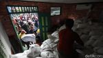 Antrean Mengular di Menteng! Warga Padati Pembagian Beras 20 Kg dan Minyak Goreng