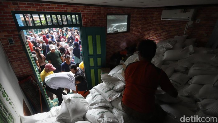 Ribuan warga memadati lokasi penyaluran bantuan pangan di kawasan Menteng Trenggulun, Kecamatan Menteng, Jakarta Pusat, Rabu (10/6/2026). Antrean panjang terlihat sejak pagi saat warga menunggu giliran menerima bantuan berupa beras 20 kilogram dan minyak goreng.