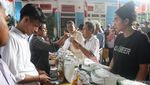 Antrean Mengular di Menteng! Warga Padati Pembagian Beras 20 Kg dan Minyak Goreng