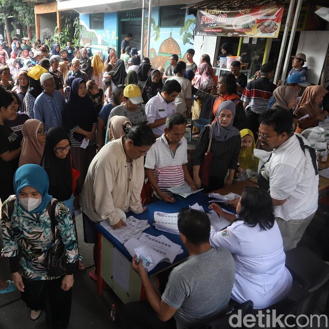 Antrean Mengular di Menteng! Ribuan Warga Padati Pembagian Beras 20 Kg dan Minyak Goreng