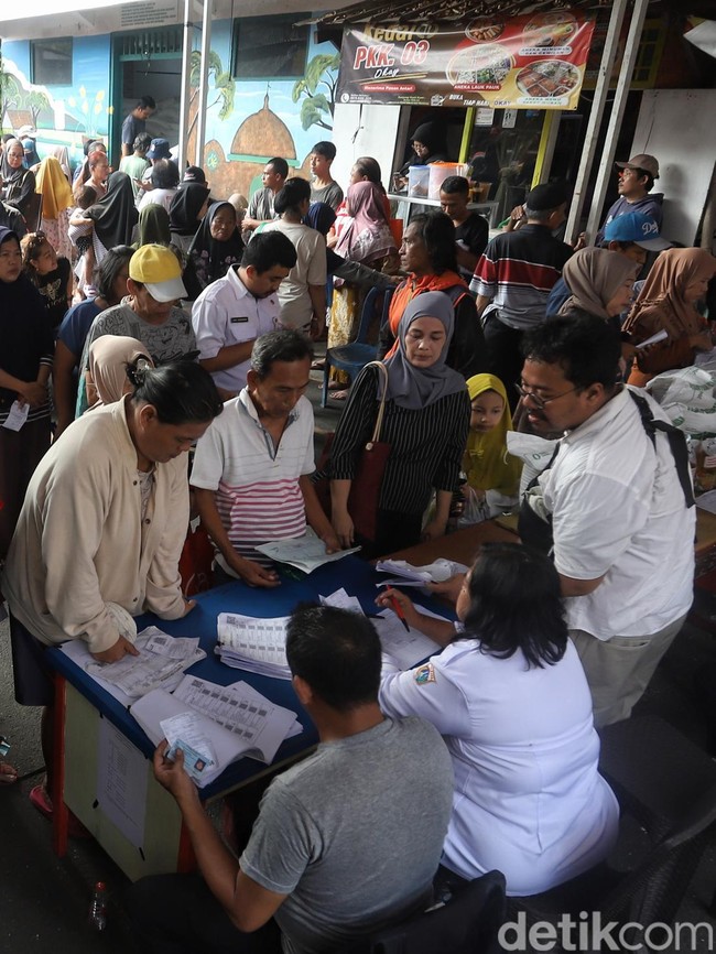 Antrean Mengular di Menteng! Ribuan Warga Padati Pembagian Beras 20 Kg dan Minyak Goreng