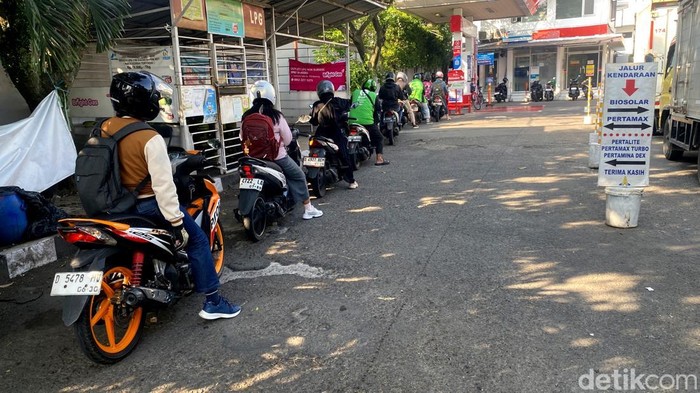 Antrean pemotor yang hendak beli BBM di salah satu SPBU Bandung