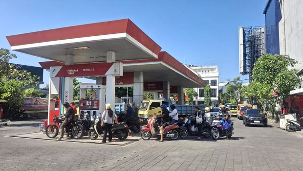 Antrean pengisian BBM di SPBU Jalan Dewi Sri, Kelurahan Legian, Kecamatan Kuta, Badung, setelah kenaikan harga BBM, Rabu (10/6/2026). (Fabiola Dianira/detikBali)