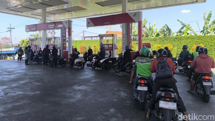 Antrean Pertalite di SPBU Suci, Manyar, Gresik usai kenaikan harga Pertamax.