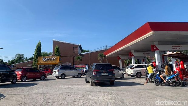 Antrean Pertalite yang mengular di SPBU Pangkalan Bun imbas kenaikan harga Pertamax, Rabu (10/6/2026).