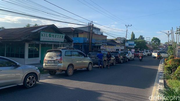 Antrean Pertalite yang mengular di SPBU Pangkalan Bun imbas kenaikan harga Pertamax, Rabu (10/6/2026).