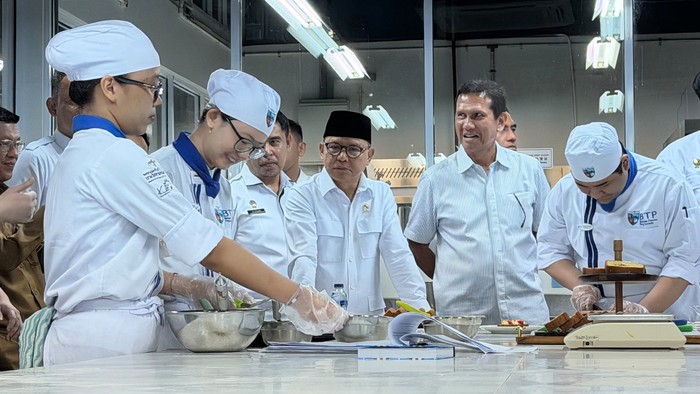 Bangun Ekosistem SDM Global, Menteri P2MI Resmikan Migrant Center di Batam