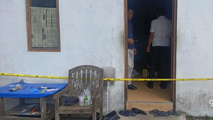 Petugas melakukan olah TKP di lokasi kejadian.