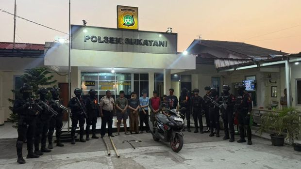 Brimob Polda Metro Jaya menggelar patroli di wilayah Bekasi, pada Selasa (9/6/2026) malam hingga Rabu (10/6/2026) dini hari.