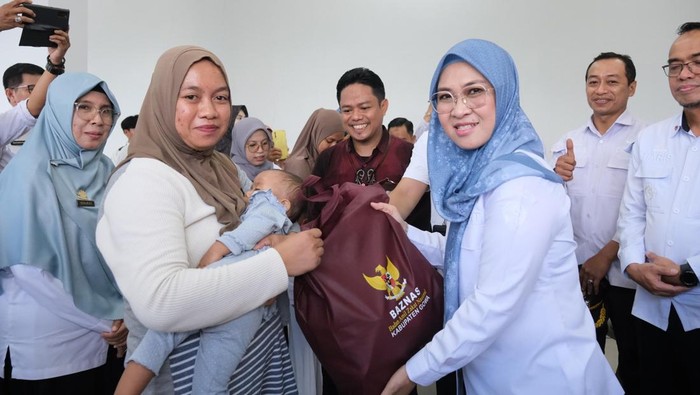Bupati Gowa, Sitti Husniah Talenrang saat menghadiri kegiatan pemberian paket sembako, pelayanan KB serentak, pemeriksaan kesehatan gratis dan sunatan massal di Puskesmas Gentungan, Kecamatan Bajeng Barat, Rabu (10/6/2026).
