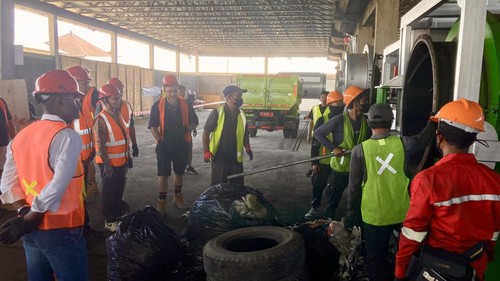 Bupati I Made Satria, menguji coba mesin pengolah sampah pirolisis berkapasitas 750 kg di TOSS Center, Desa Kusamba, Kecamatan Dawan, Klungkung, Bali, Selasa (9/6/2026). (Fatih Kudus Jaelani/detikBali)