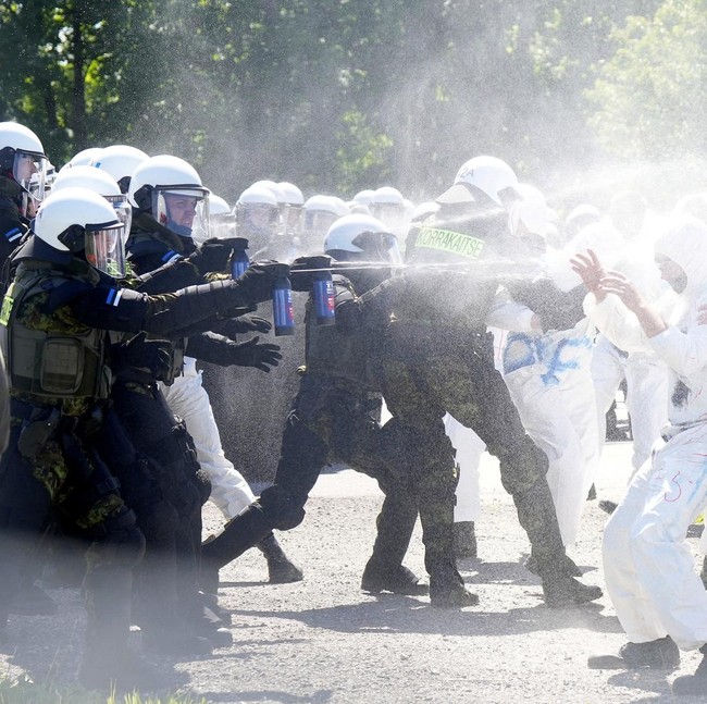 Chaos di Estonia, Polisi Bentrok Sengit dengan Massa dalam Simulasi Krisis Nasional Lynx 2026