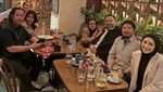 Potret Cita Citata dan Didi Mahardika Kompak Hangout Bareng Teman di Kafe