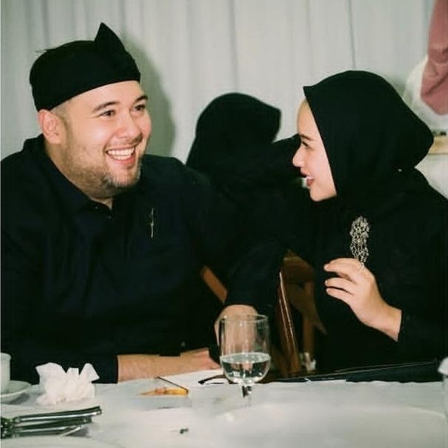 Potret Cita Citata dan Didi Mahardika Kompak Hangout Bareng Teman di Kafe