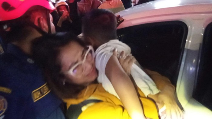 Damkarmat Makassar evakuasi 2 bocah terkunci dalam mobil.