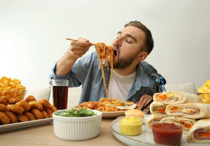 Di Balik Tren Mukbang yang Viral, Hati-hati Risiko Kesehatan yang Mengintai!