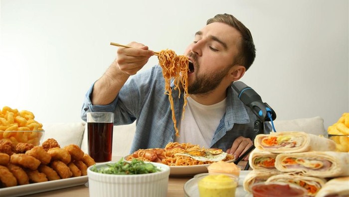 Di Balik Tren Mukbang yang Viral, Hati-hati Risiko Kesehatan yang Mengintai!