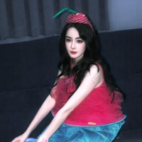 Konsep pemotretan semakin terasa ceria saat Dilraba berpose santai di atas mainan ride-on berwarna pastel. Kehadiran properti tersebut membuat suasana foto terlihat lebih hidup dan memperkuat nuansa menyenangkan yang ingin ditampilkan. (Foto: dok. Instagram @dilraba_dilmurat_fan)