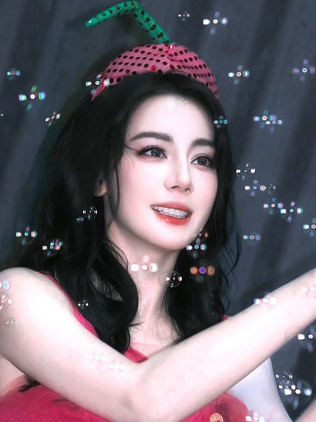 Untuk riasan mata dibuat lebih ringan dengan eyeliner tipis dan bulu mata lentik yang mempertegas sorot matanya. Sementara itu, lipstik bernuansa peach coral memberikan sentuhan feminin yang lembut tanpa terlihat berlebihan. (Foto: dok. Instagram @dilraba_dilmurat_fan)